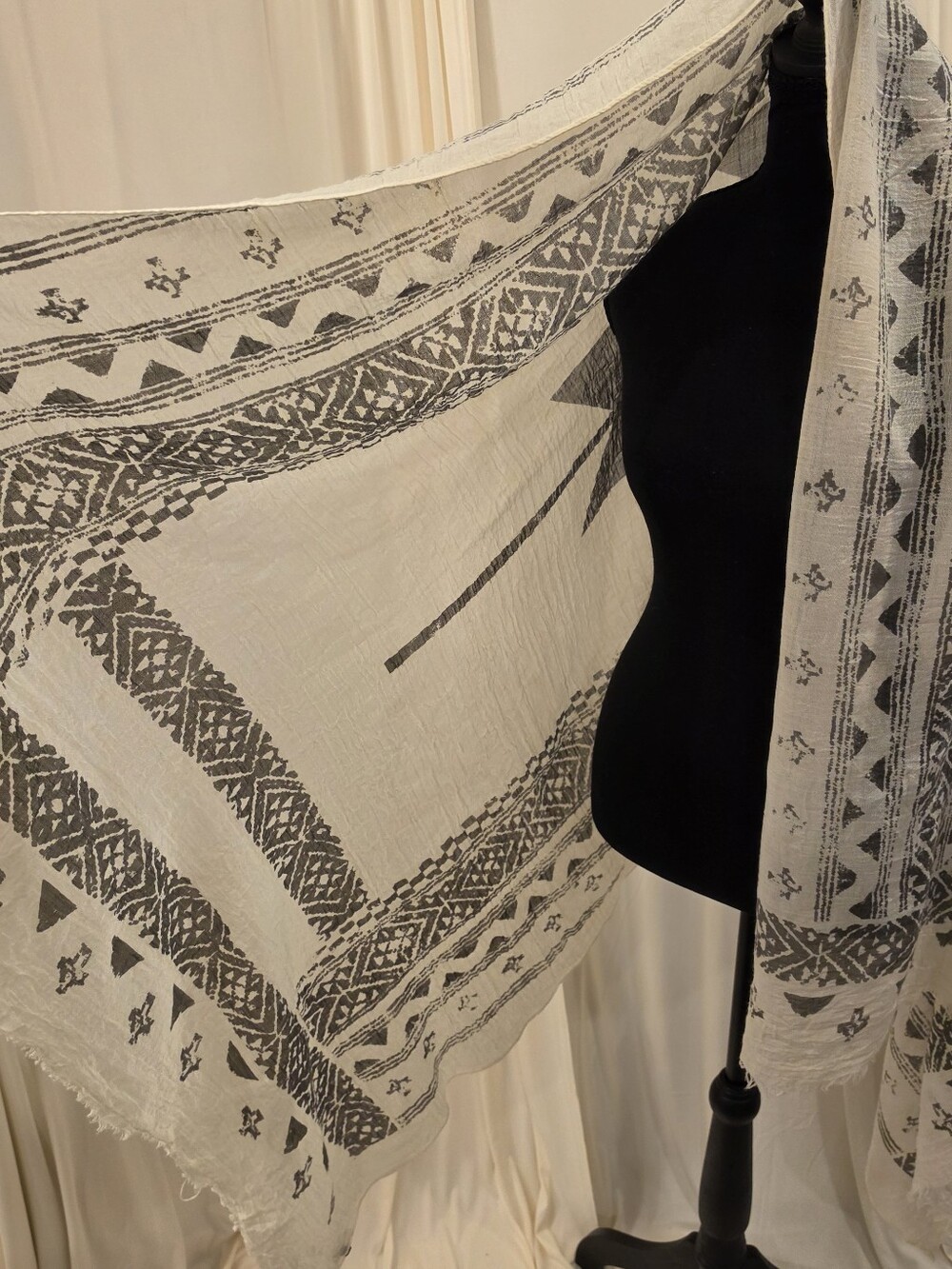 Look Aztec Fringed Blanket Scarf 100% Cotton Cream Gray Geometric Tribal Shawl - Picture 2 of 8